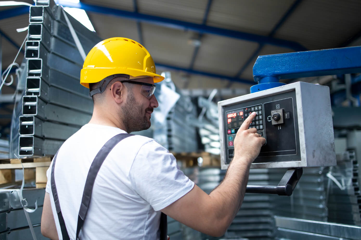 Worker controlling a machine by using an HMI